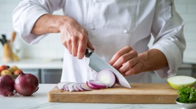 Astuces de chef pour émincer des oignons sans pleurer